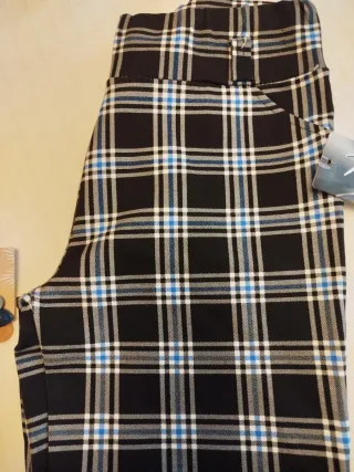 Pantalón de cuadros con etiqueta