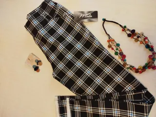 Pantalón de cuadros con etiqueta