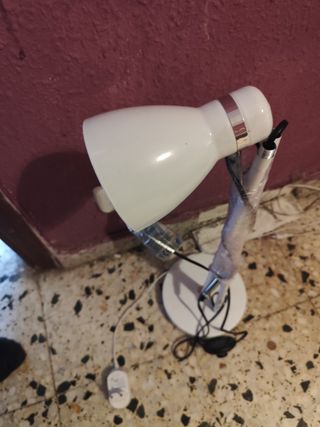 Lámpara flexo de mesa plateada y blanca
