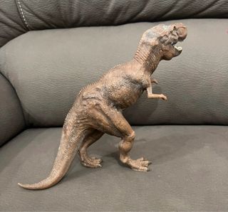 Dinosauro giocattolo marrone