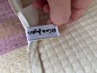 Colcha beige con detalles en morado para cama 150