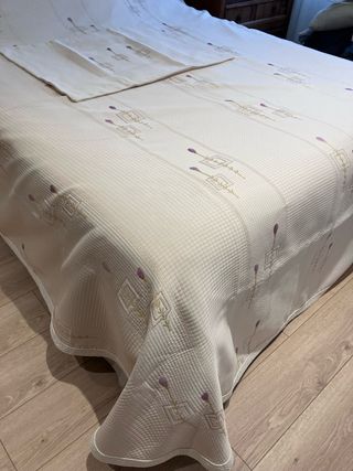 Colcha beige con detalles en morado para cama 150
