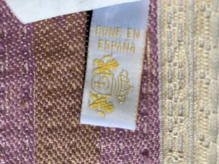 Colcha beige con detalles en morado para cama 150
