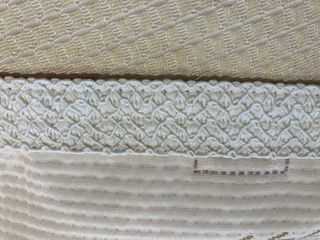 Colcha beige con detalles en morado para cama 150