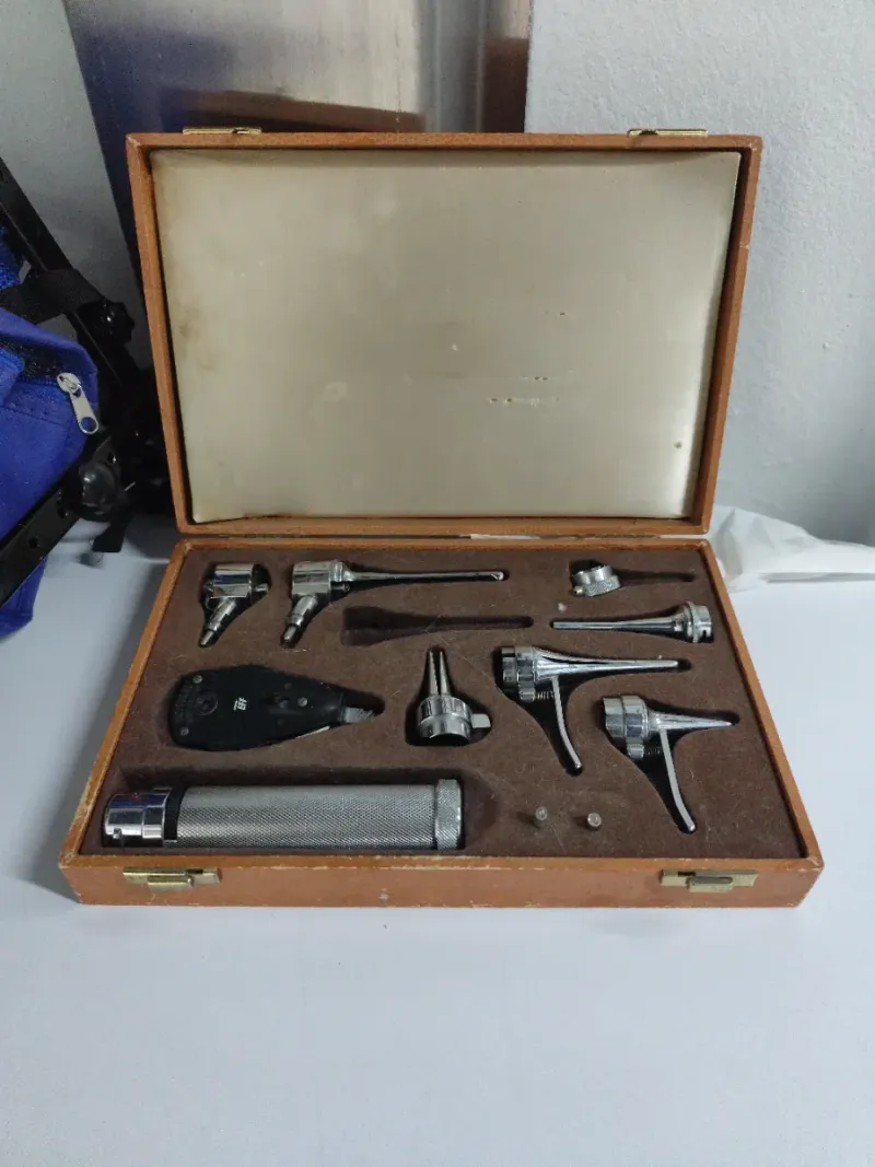 Maletín Otoscopio Médico