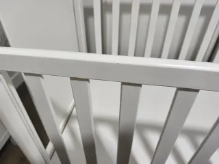 Cuna blanca con estrellas