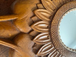 Specchio in legno intagliato a forma di fiore