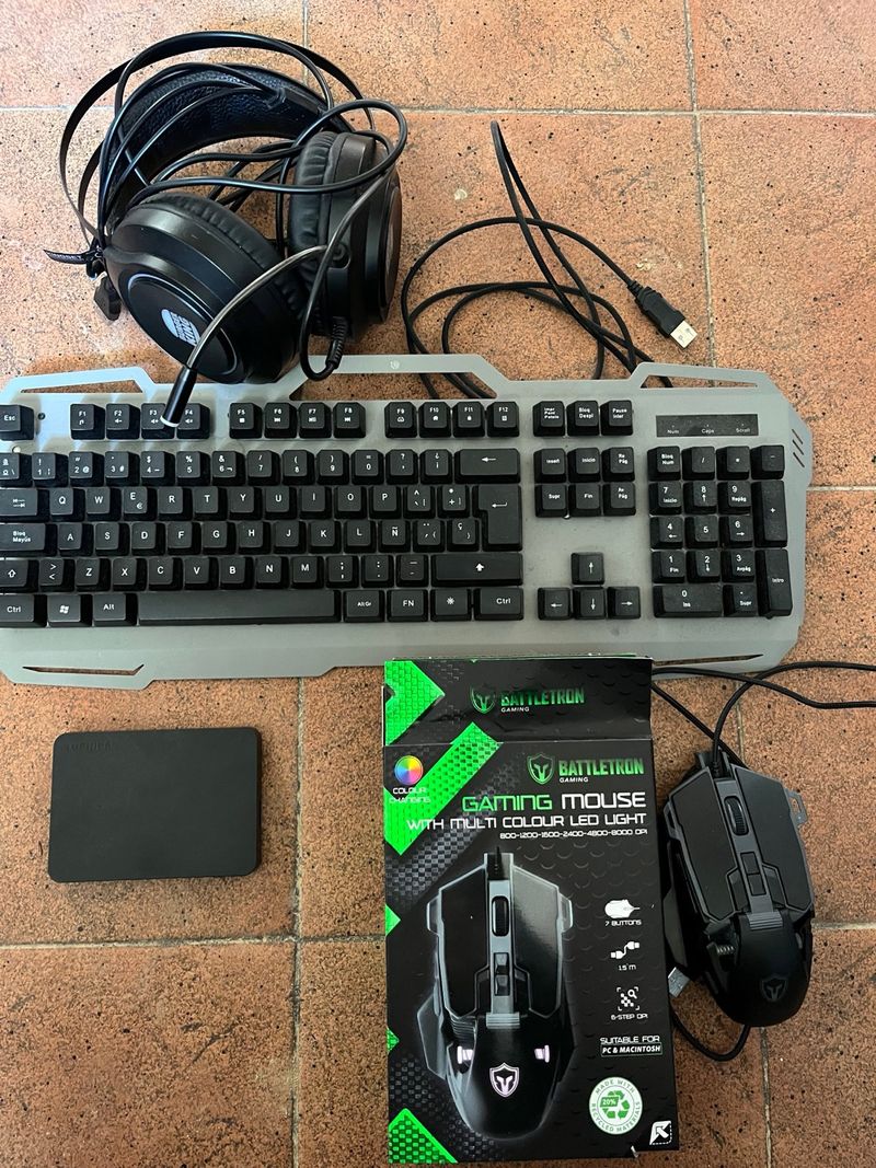 Teclado raton y cascos gamer