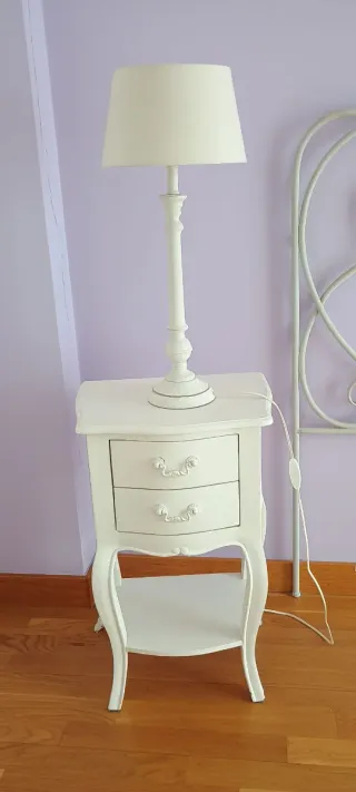 Cabecero de forja blanco, mesillas, lámpara techo.