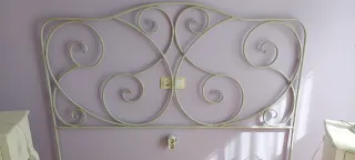 Cabecero de forja blanco, mesillas, lámpara techo.
