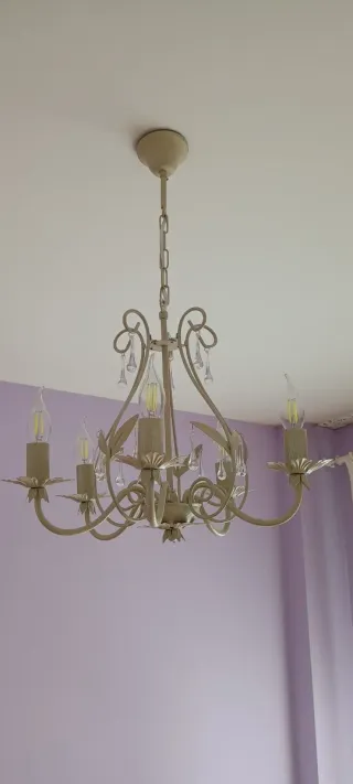 Cabecero de forja blanco, mesillas, lámpara techo.