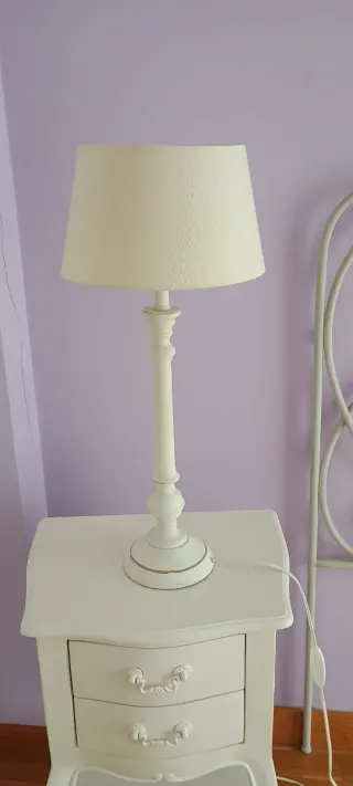 Cabecero de forja blanco, mesillas, lámpara techo.