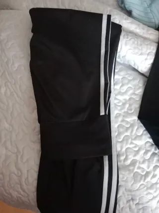 Leggings negros con rayas laterales
