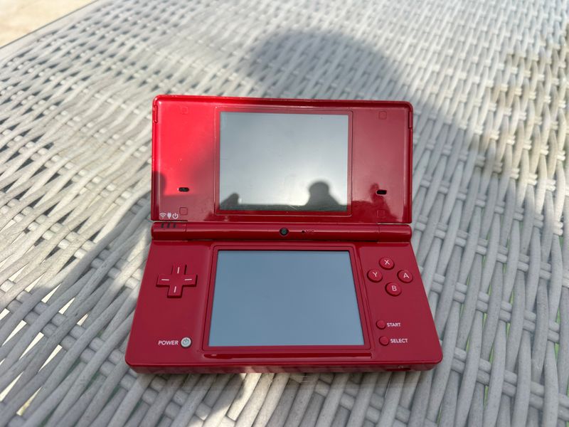 Nintendo DSi Roja con cargador afbeelding 2