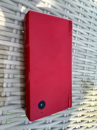 Nintendo DSi Rossa con caricabatterie