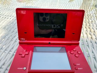 Nintendo DSi Rossa con caricabatterie