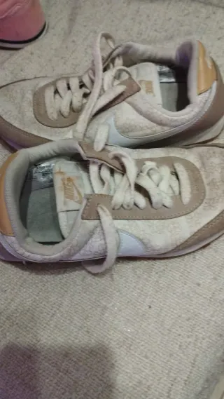 Tenis Nike Beige y Blanco