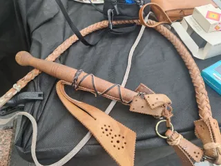 Frusta in cuoio intrecciato con manico in legno