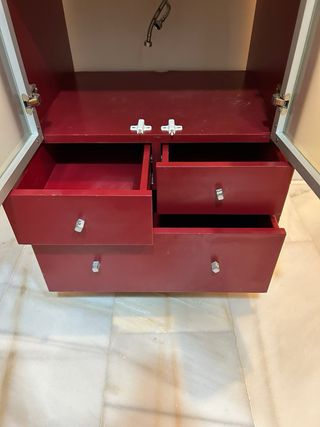 Mueble de baño rojo con lavabo y grifo
