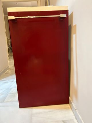 Mueble de baño rojo con lavabo y grifo