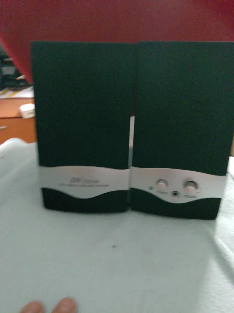Altavoces multimedia USB negros y plateados
