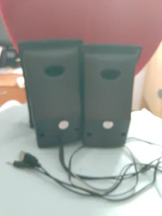 Altavoces multimedia USB negros y plateados