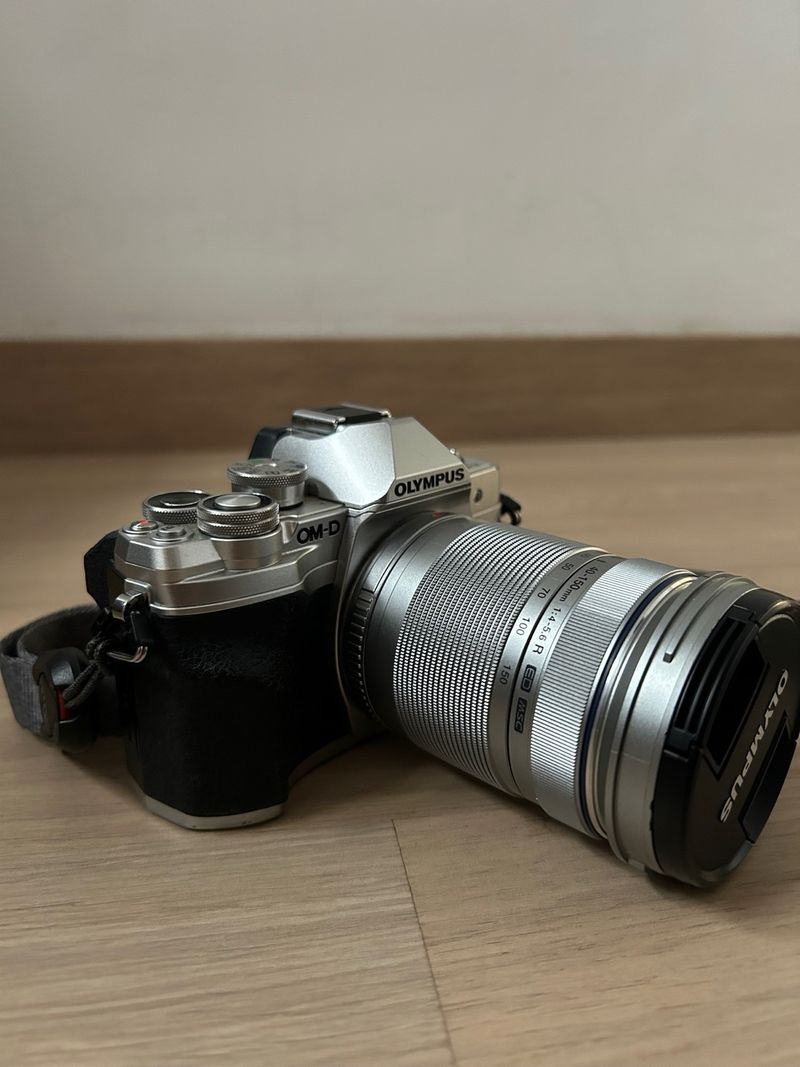 Olympus OM-D E-M10 Mark IV + Objetivo 40-150mm