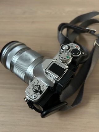 Olympus OM-D E-M10 Mark IV + Objetivo 40-150mm