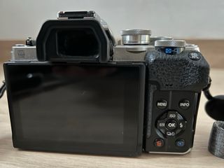 Olympus OM-D E-M10 Mark IV + Objetivo 40-150mm