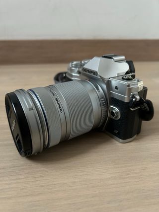 Olympus OM-D E-M10 Mark IV + Objetivo 40-150mm