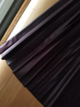 Falda efecto piel tablones color burdeos