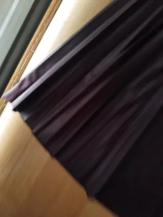 Falda efecto piel tablones color burdeos