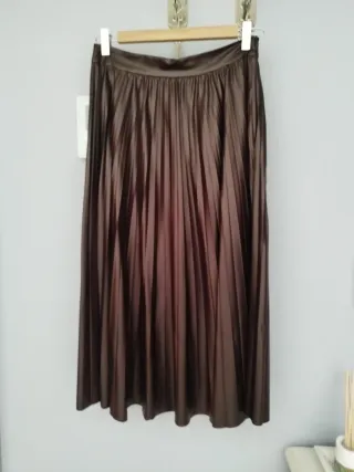 Falda efecto piel tablones color burdeos