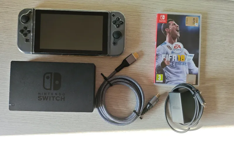 Nintendo Switch + FIFA 18 y accesorios