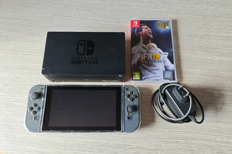Nintendo Switch + FIFA 18 y accesorios afbeelding 2