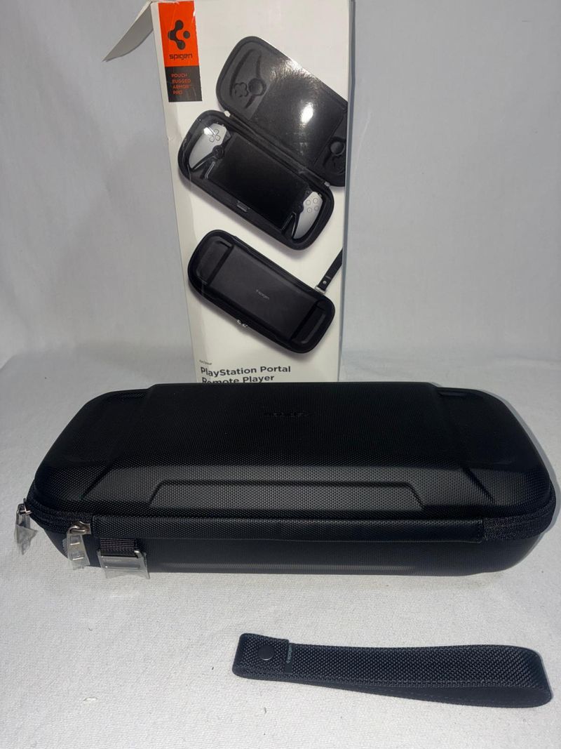 Estuche Rígido Spigen para PlayStation Portal