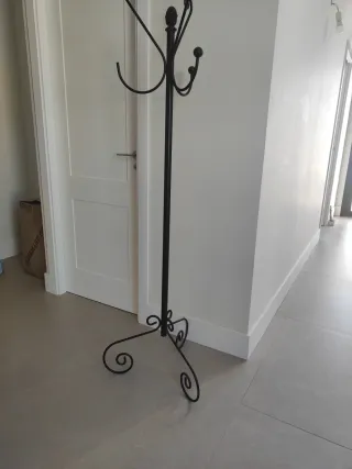 Perchero de pie metálico negro