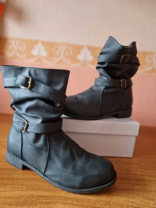 Botas negras con hebillas