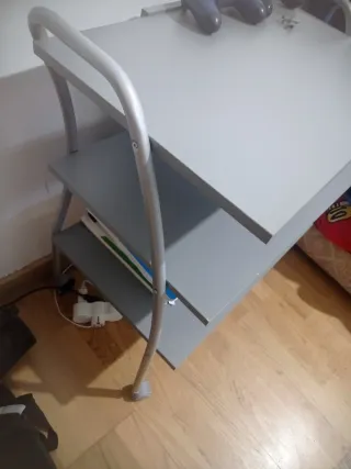Mesa auxiliar gris con ruedas