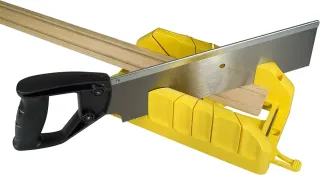 Caja ingletadora Stanley con serrucho