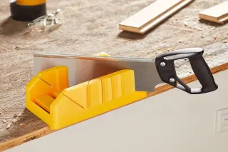 Caja ingletadora Stanley con serrucho