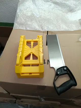 Caja ingletadora Stanley con serrucho