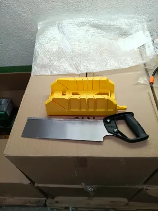 Caja ingletadora Stanley con serrucho