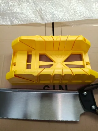 Caja ingletadora Stanley con serrucho