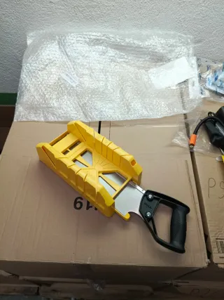 Caja ingletadora Stanley con serrucho