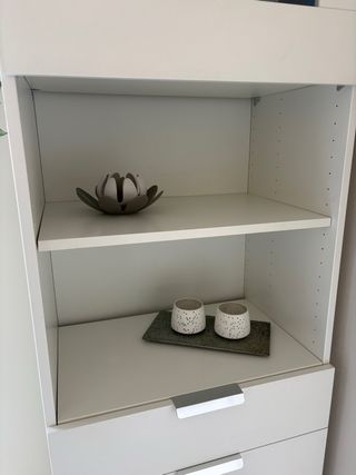 Librería vitrina blanca puertas y cajones