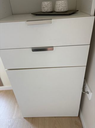 Librería vitrina blanca puertas y cajones