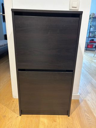 Zapatero de madera oscuro