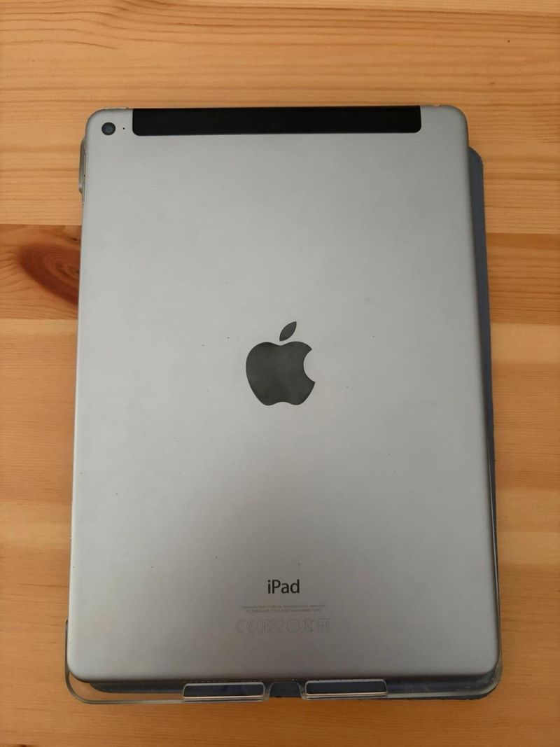 iPad Air 2 16GB Gris espacial con funda afbeelding 2