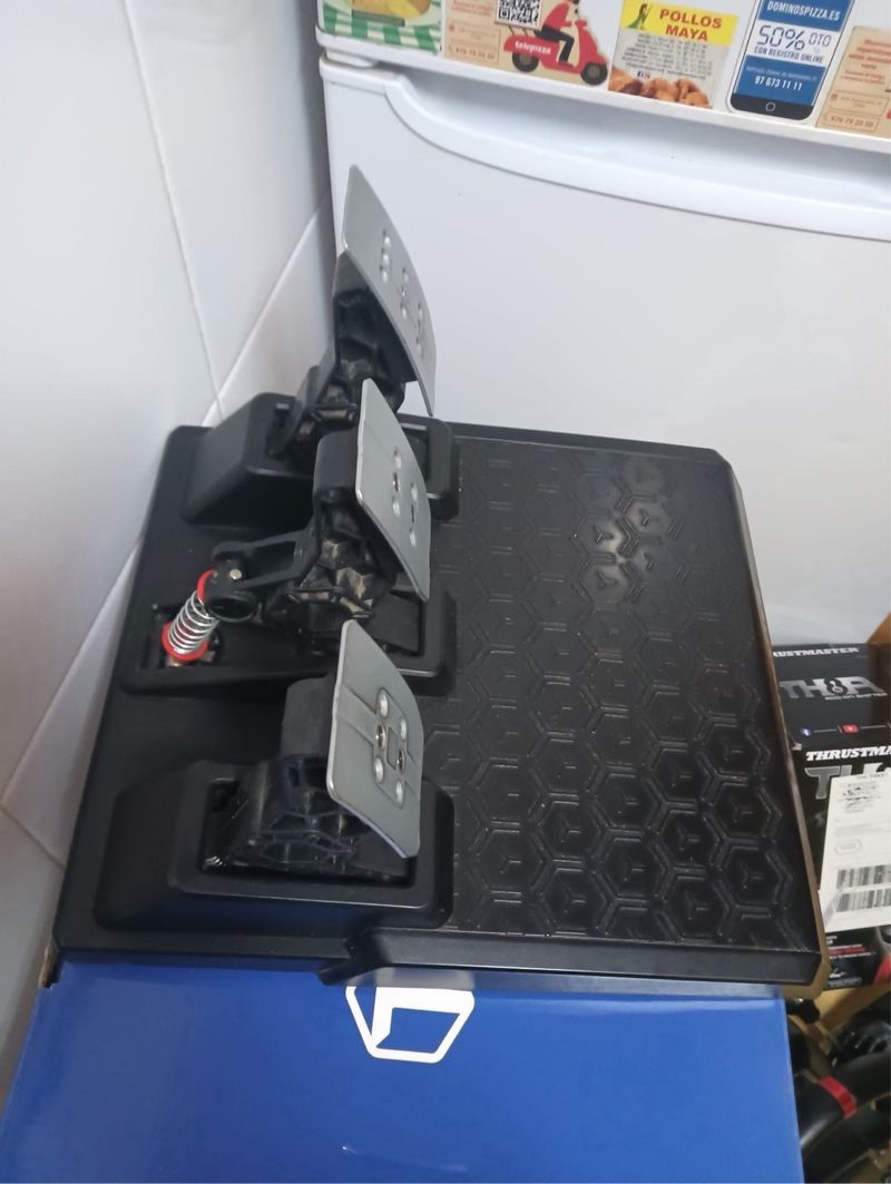 Volante Thrustmaster T248 con Pedales afbeelding 4